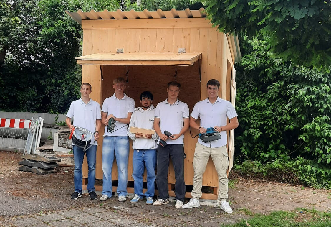 Holzhütte als neuer Verkaufsstand gebaut