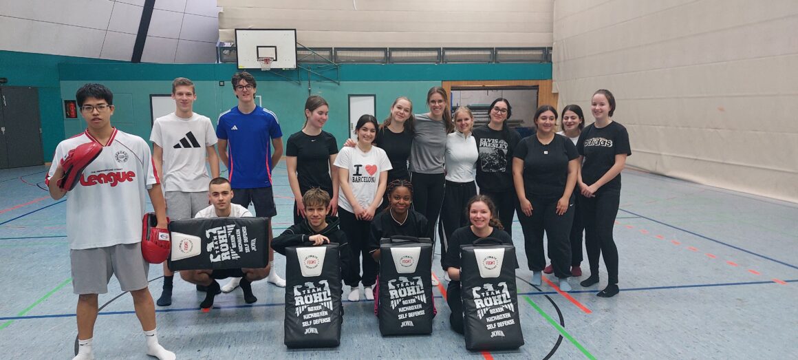 12er üben sich im Kickboxen